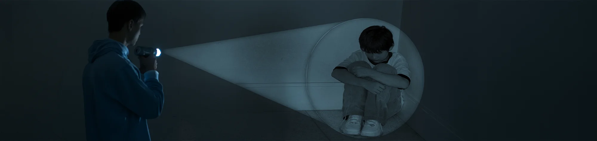 A wide panoramic banner showing a portrait in a dark room where a single, focused beam of light is digitally added to highlight the subject, creating a stage-like atmosphere.